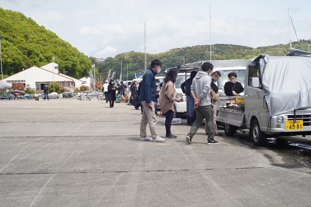 牛窓の生産者さんが野菜や魚を販売する会